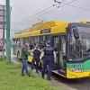 Zderzenie dostawczaka z trolejbusem. Jeden z pasażerów pokaleczony rozbitą szybą