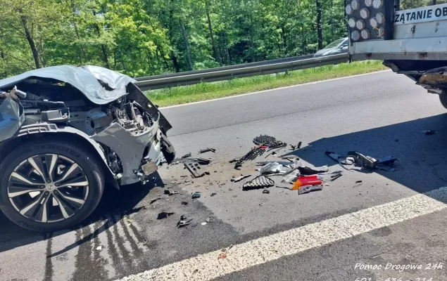[FOTO] Wypadek drogowy na trasie DK 86. Poszkodowana kobieta kosząca trawę przy drodze