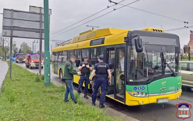 Zderzenie dostawczaka z trolejbusem. Jeden z pasażerów pokaleczony rozbitą szybą