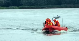 [FOTO] Wywrócona łódka na Paprocanach. Akcja ratunkowa