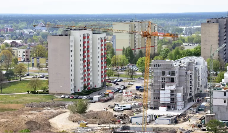 Żuraw wieżowy przechylił się na budowie przy al. Piłsudskiego - 29.04.2020