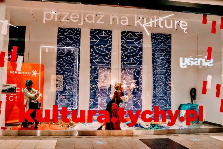 Okno na kulturę w Gemini Parku - Spektakl "Piraci" Fabryki Kultury w witrynie sklepowej - 29.01.2021