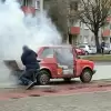[FOTO] Maluch palił się na parkingu. Szybka akcja kierowców i strażaków
